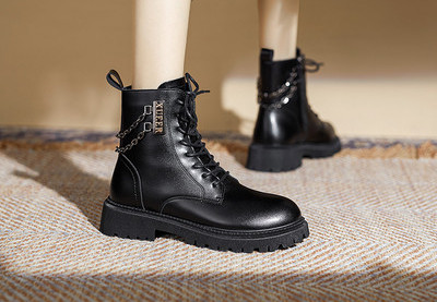 Uus mudel metallist kettidega naiste saapad