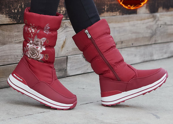 Tõmbluku ja libisemiskindla tallaga naiste talvesaapad