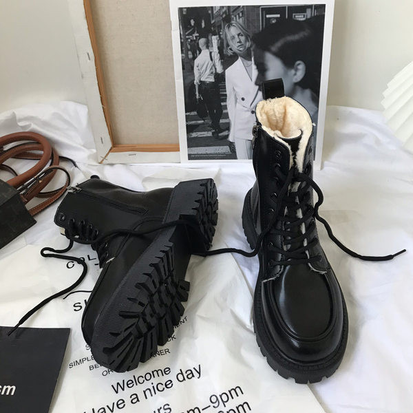 Lihtne paksu voodri ja paeltega naiste saapad