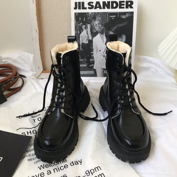 Lihtne paksu voodri ja paeltega naiste saapad