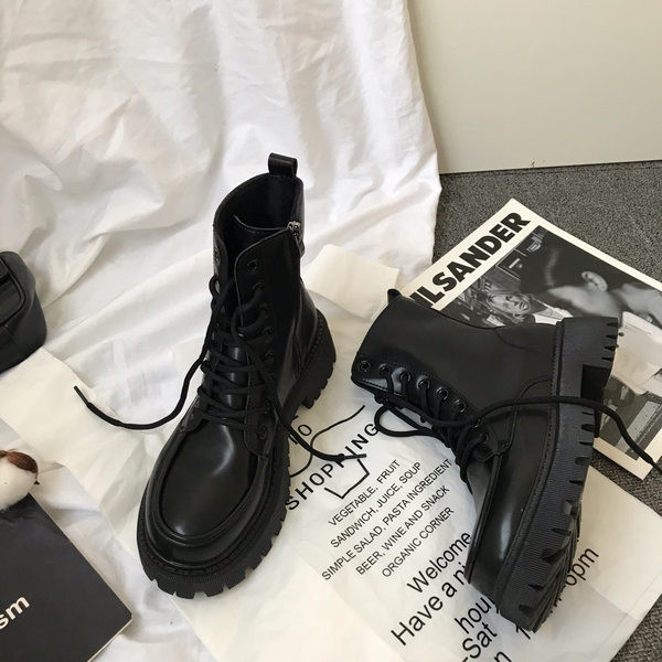 Lihtne paksu voodri ja paeltega naiste saapad