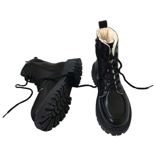 Lihtne paksu voodri ja paeltega naiste saapad