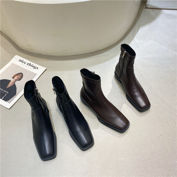 Nahast naiste lukuga saapad