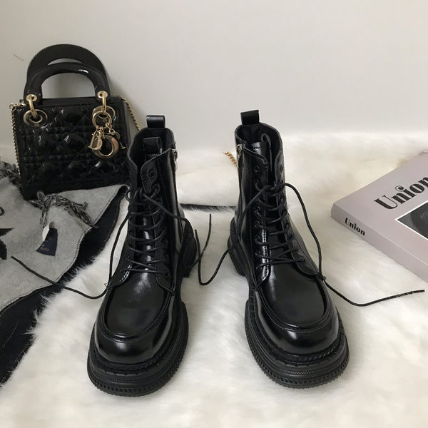 Briti stiilis naiste nahksaapad paelte ja lukuga