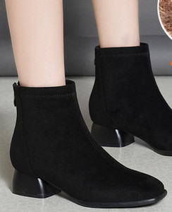 Fekete színű, cipzáras női bőrcsizma