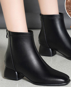 Fekete színű, cipzáras női bőrcsizma