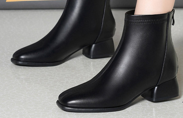 Fekete színű, cipzáras női bőrcsizma