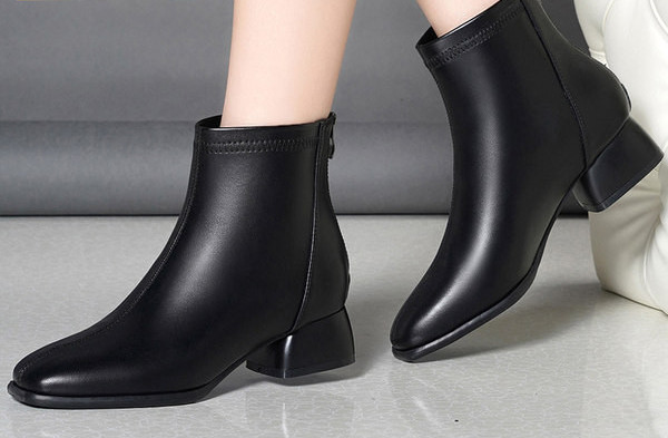 Fekete színű, cipzáras női bőrcsizma