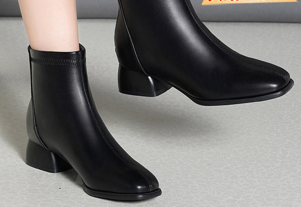 Fekete színű, cipzáras női bőrcsizma