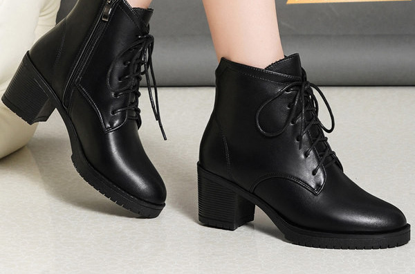 Naiste ökonahast paelte ja voodriga saapad