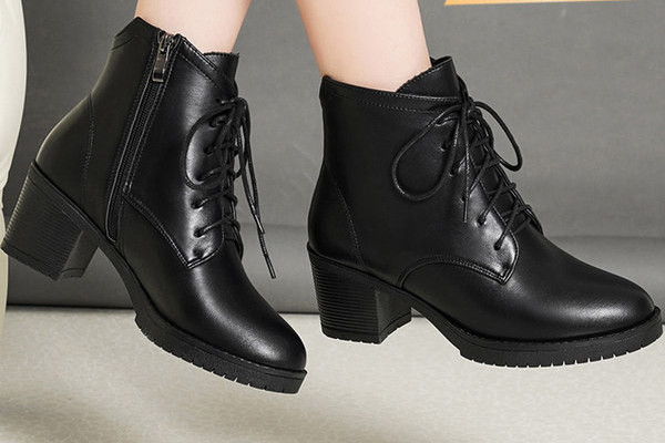 Naiste ökonahast paelte ja voodriga saapad