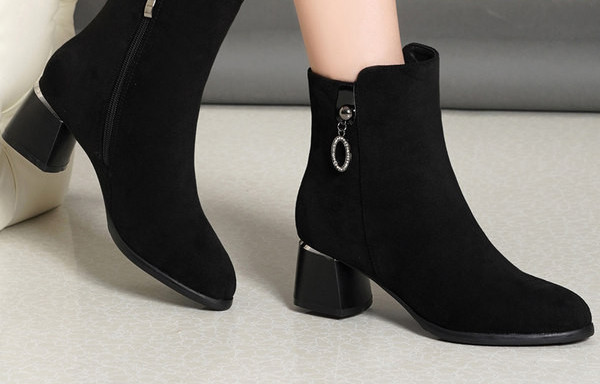 Γυναικείες μπότες σουέτ - πολλά μοντέλα