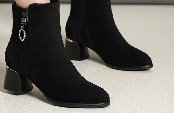 Γυναικείες μπότες σουέτ - πολλά μοντέλα