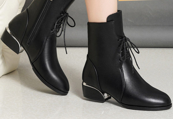 Naiste ökonahast saapad luku ja paeltega - retro stiilis