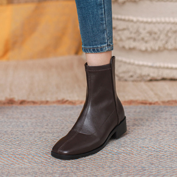 Naiste ühevärviliste kunstnahast saapade uus mudel