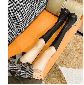 Γυναικείες δερμάτινες μπότες σε τέσσερα χρώματα