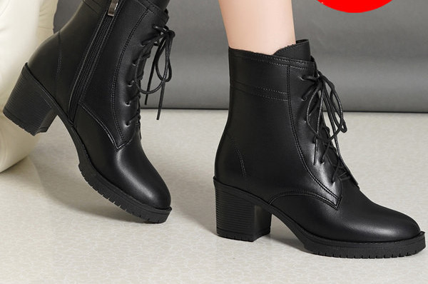 Női csizma eko bőrből tiszta modell, sarokkal