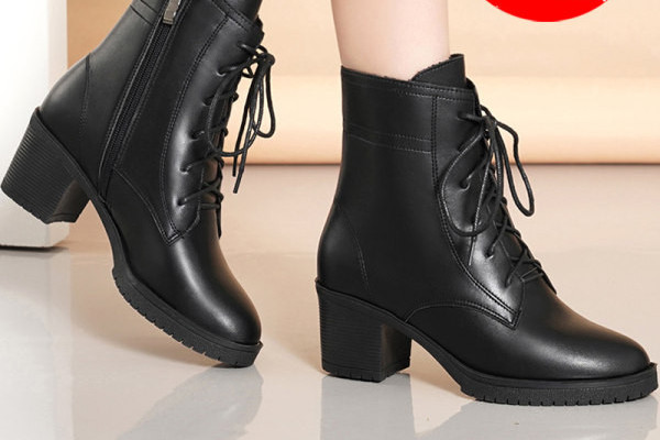 Női csizma eko bőrből tiszta modell, sarokkal