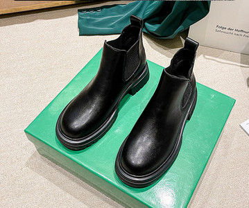 Naiste musta värvi nahast saapad - kaks mudelit