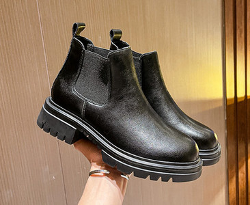 Naiste musta värvi nahast saapad - kaks mudelit