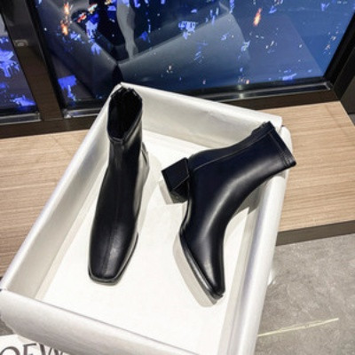 Moodsad nahast naiste saapad kontsa ja lukuga