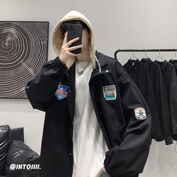 Μοντέρνο μοντέλο ανδρικό μπουφάν με έμβλημα και κουκούλα