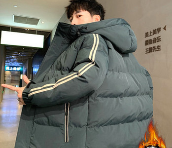 Modern férfi dzseki szegéllyel és kapucnival