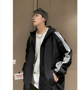 Neljas värvitoonis kapuutsiga meeste kevadjope