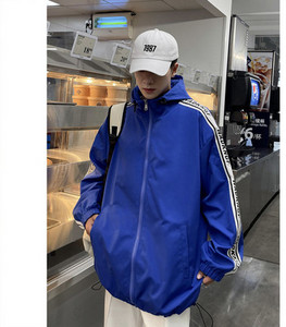 Neljas värvitoonis kapuutsiga meeste kevadjope