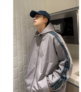 Neljas värvitoonis kapuutsiga meeste kevadjope