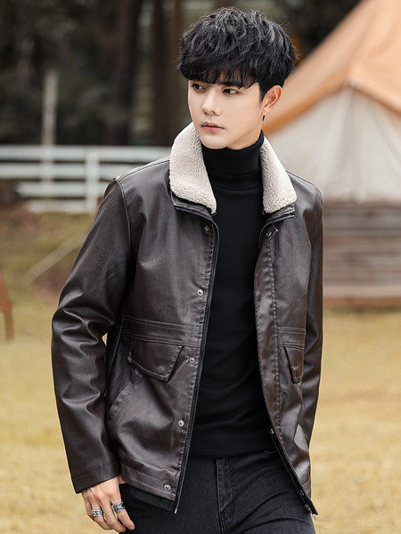 Moodne lukuga meeste nahktagi