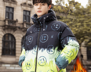 Meeste polsterdatud jakk aplikatsiooni ja kõrge kraega