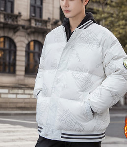 Férfi kabát széles modell gombokkal és zsebekkel