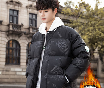 Férfi kabát széles modell gombokkal és zsebekkel