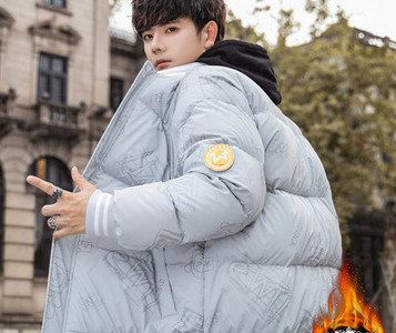 Férfi kabát széles modell gombokkal és zsebekkel