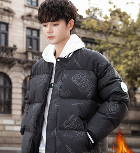 Férfi kabát széles modell gombokkal és zsebekkel