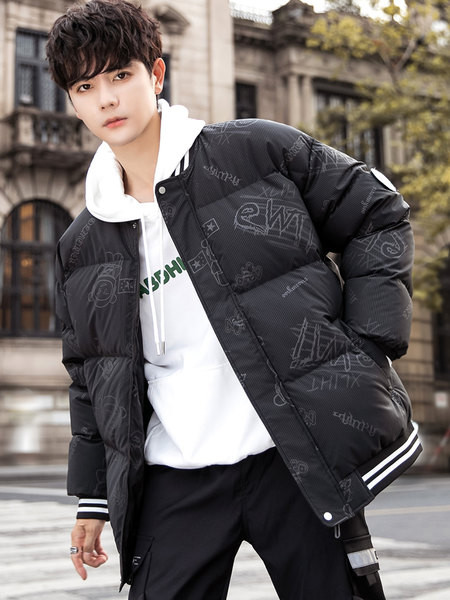 Férfi kabát széles modell gombokkal és zsebekkel