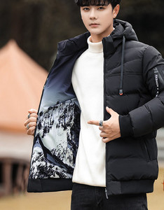 Talvine meeste jope embleemiga varrukal ja kapuutsil