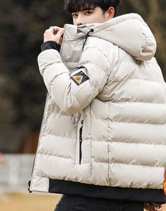 Talvine meeste jope embleemiga varrukal ja kapuutsil