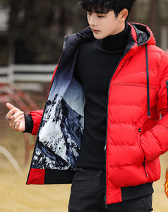 Talvine meeste jope embleemiga varrukal ja kapuutsil