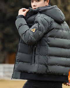 Talvine meeste jope embleemiga varrukal ja kapuutsil