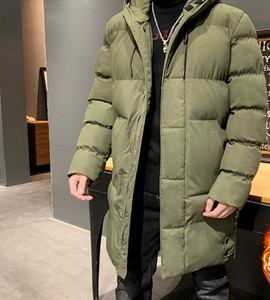 Férfi hosszú kabát kapucnival és zsebekkel