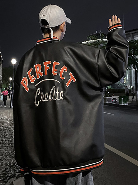 Meeste nahktagi, millel on kiri ja nööpkinnitus