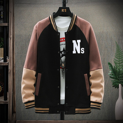 Tavaszi férfi kabát gombokkal és alacsony gallérral