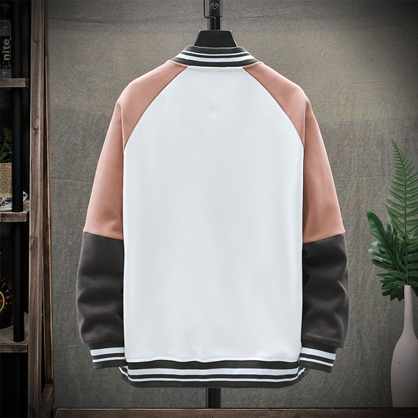 Tavaszi férfi kabát gombokkal és alacsony gallérral