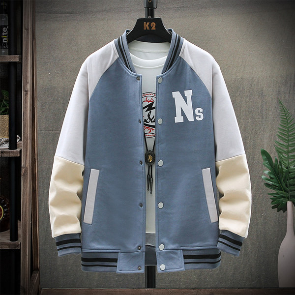 Tavaszi férfi kabát gombokkal és alacsony gallérral