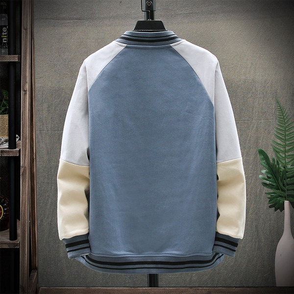 Tavaszi férfi kabát gombokkal és alacsony gallérral