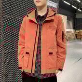 Ingyenes modell férfi kabát kapucnival és zsebekkel