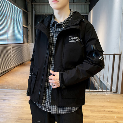 Ingyenes modell férfi kabát kapucnival és zsebekkel