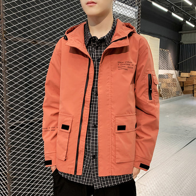 Ingyenes modell férfi kabát kapucnival és zsebekkel